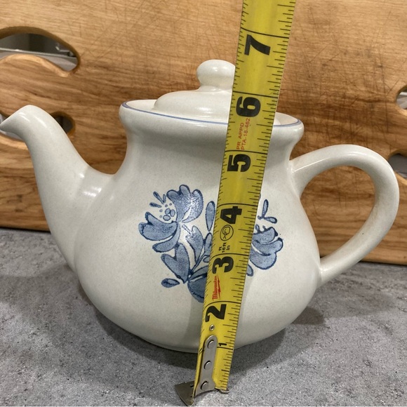 Pfaltzgraff Yorktowne tea pot with lid - Picture 10 of 11